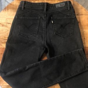 High-waisted Black Levi Jeans